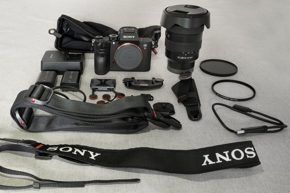 Sony A7R III + FE 16-35mm F2.8 GM + Udstyr