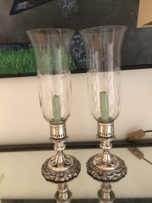 Lysestager, Et par antikke hurricanes i sølv. Glas med facetslebne glas. Stempler. Højde 38 cm.