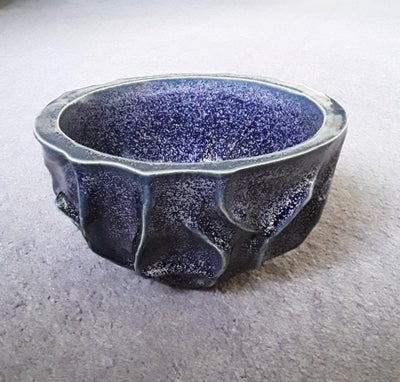 Keramik, Ruth Nielsen, motiv: Skål, Blåmeleret keramikskål
20cm bred og 11cm høj