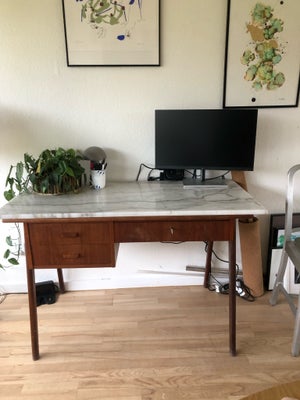 Skrivebord, Ukendt, b: 120 d: 60 h: 73, Rigtig fint skrivebord i teaktræ (finer).
Velholdt og pænt, 