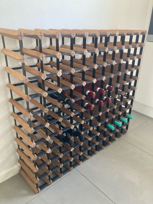 Vinreol, Lækker vinreol med plads til 121 flasker.
Mål 108 x 99 cm