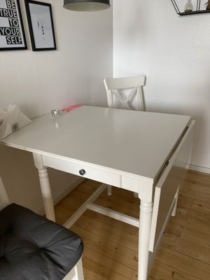 Spisebord, Træ, b: 65 l: 78, Ikea Ingatorp klapbord
Sødt spisebord med to klapper og skuffe
Fantasti
