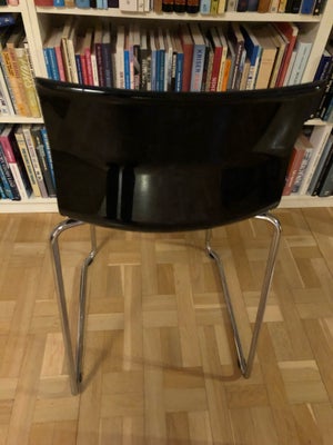 Barstol, 3 barstole i sort plastik med metalstel.
Siddehøjden er ca. 65 cm.
Top af ryglæn er ca. 90 