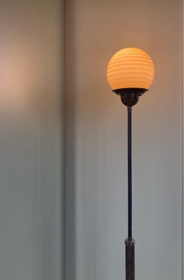 Standerlampe, Smuk standerlampe med rillet opalglas skærm og trædetaljer på skaft. Pæn patineret mes