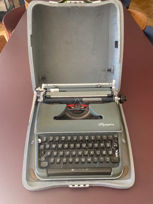 Skrivemaskine, Retro vintage olympia de luxe, Gammeldags skrivemaskine i praktisk rejsekuffert. Virk