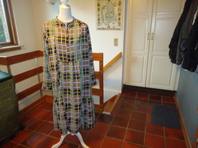 Anden kjole, Denim Hunter, str. L,  Sort/gul/grøn/lilla,  Polyester,  Næsten som ny, 135 cm lang.