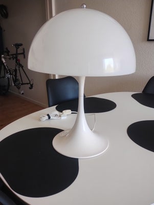 Arkitektlampe, Verner Panton, Har denne super flotte Verner Panton Panthella bordlampe. Lampen står 