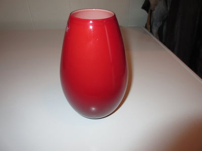Vase, Rød Cocoon vase 2006, Holmegård, 
Ægformet vase fra serien "Cocoon" blæst i hvidt opalglas med