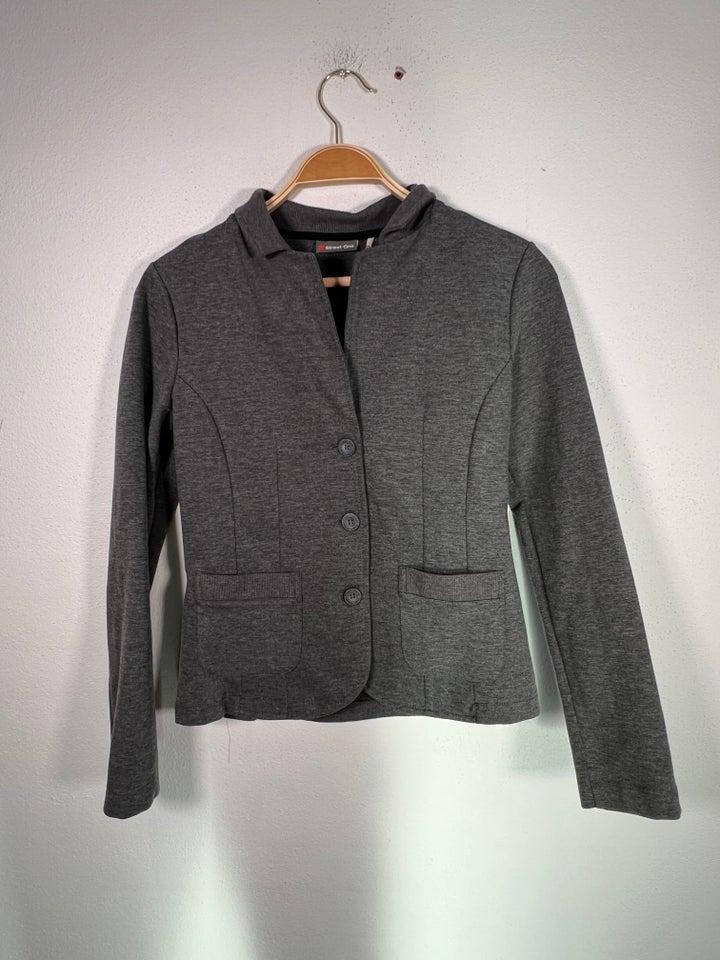 Blazer, str. 38, Street One