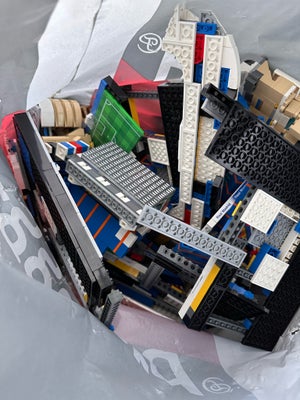 Lego Exclusives, Udgået model 10299 Santiago Bernabeu. 

Kommer fra røgfrit hjem og har ikke stået i