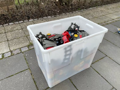 Lego Duplo, En stor kasse Lego Duplo af nyere og ældre dato. Primært togbane, dog også andre køretøj