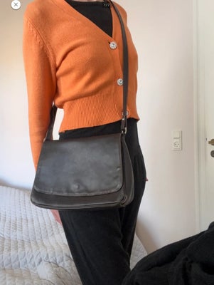 Crossbody, Vintage, læder, To større rum indeni og to lynlåsrum
Et lynlåsrum udenpå
Mål: ca 30x22x7,