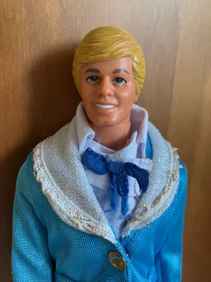 Barbie, Her er Ken i et blåt sæt tøj, og sorte sko. Mattel.
Sender gerne.