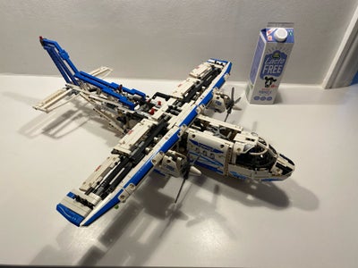 Lego Technic, Fragtfly model 42025
Ser ret komplet ud med 2 motordele, men der gives ikke garanti fo