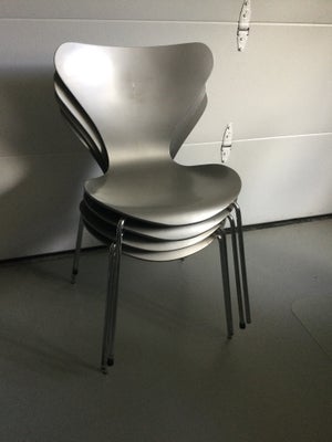 Arne Jacobsen, Syveren, Stole, Grå stole, brugte, men i god stand med faste rygge.
800kr pr stk.