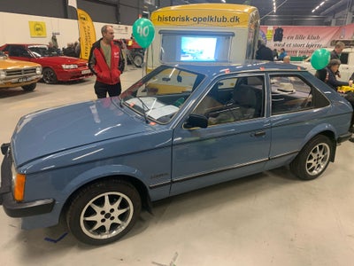 Opel Kadett, 1,3 S, Benzin, 1984, blå, 3-dørs, Fin Opel Kadett D 1,3 GLS Berlina. 
40 årig dame, med