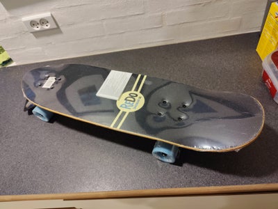 Skateboard, Helt nyt redo skateboard, stadig i plast.

Vores hjem er røg- og dyrefrit. Varen kan afh