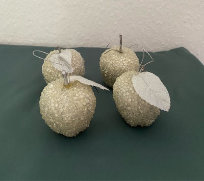 Andet, “Sølvæbler”, 4 små sølv-æbler med similisten, stilk, blad og en lille snor. 
H: 6-8 cm.   D: 