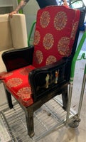 Kinesisk stol med original sort lak og figurer