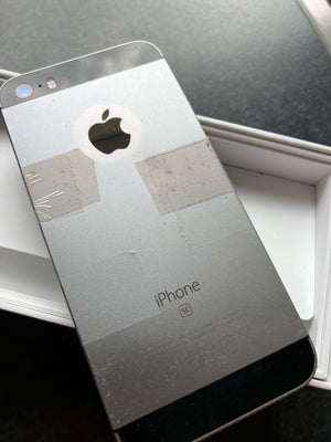 iPhone SE 1. generation, 32 GB, grå, Rimelig, Stand under middel, men dog funktionel 
Den er let skæ