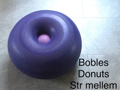 bObles, Donuts, Bobles, Bobles i str. mellem
Farven er lilla
Den er i pæn stand.
Den sælges for 180 