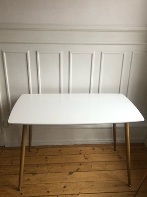 Køkkenbord, b: 70 l: 120, Hvidt Spisebord / køkkenbord

Pæn stand med lidt småridser mm fra brug, me