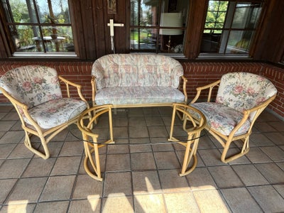 Andet, Bambus, To stole, en sofa og et glasbord i bambus inkl. hynder.

Sælges samlet.

Varen sendes