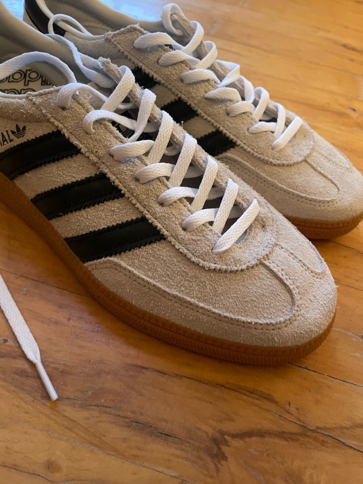 Adidas sneakers til salgs!