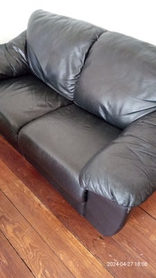 Sofa, læder, 2 pers. , sort, 2 person sofa i læder.
sort
160 lang sidehøjde 45
brugt lidt slidt. pri