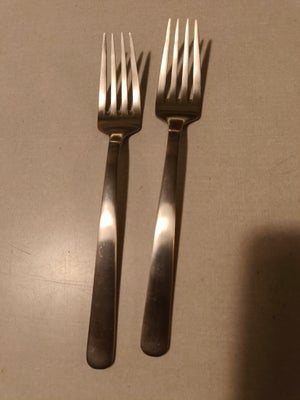 Bestik, Gafler, Grand Prix, To Grand Prix middags gafler 19,2 cm, mat
Designet af Kaj Bojesen 1938
P