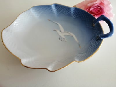 Porcelæn, Fad, Mågestel, Mågestel fad med hank i Bing & Grøndal med guldkant. Nr 199 - L 25cm.
Pris 