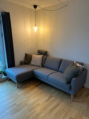 Chaiselong, Ilva sofa fra 2020 m. venstrevendt Chaiselong inkl. Nakkestøtte.
Ben i hvidolieret eg
Na