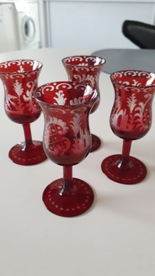 Glas, Drikkeglas, Bøhmisk krystal, 4 røde Bøhmisk krystal glas i fin stand.

Kan sendes for købers r