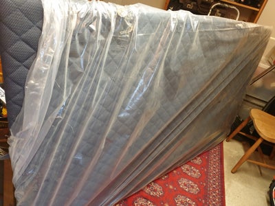 Senge gavl, Flot kvalitet senge gavl med skjult ophæng.
Aldrig været pakket ud. 
Lxhxd 190x112x5 cm.