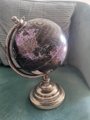 Globus, Lille globus på fod
H 25cm - kugle ca 18 cm diameter
Sort med lilla, violet, grå