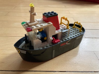 Lego City, 4005, 4005 Tug Boat
Lego City

Som på billedet.
Legoet bærer præg af brug, men har dog væ