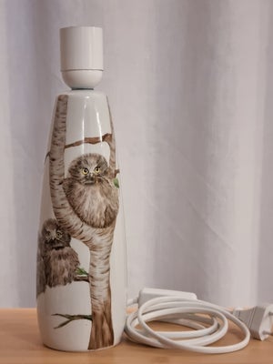Lampe, Virkelig flot bordlampe med ugle motiv. i porcelæn el. lign. keramik. Formentlig et aftenskol