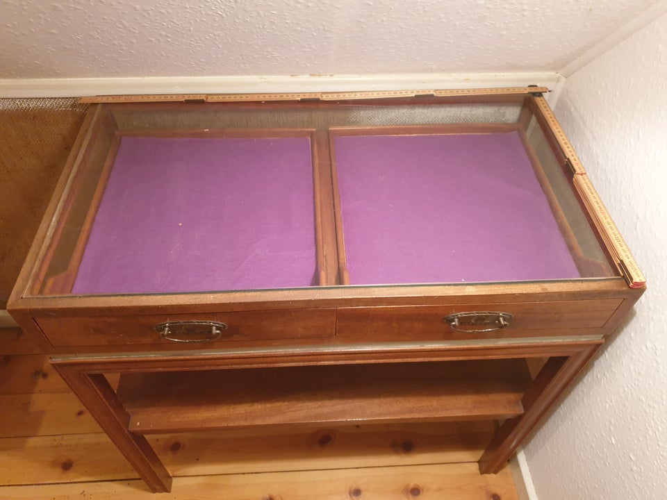 Glasskab, b: 80 d: 45 h: 78
