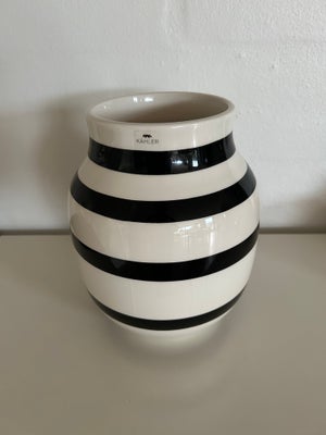 Porcelæn, Vase, Kähler Omaggio vase med sorte striber. Højde 20 cm.
Sendes gerne