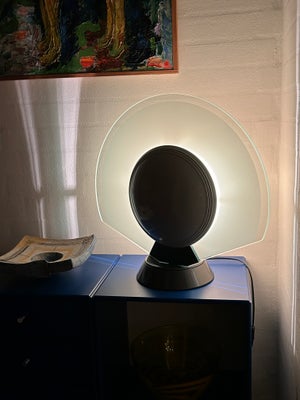 Anden bordlampe, Arteluce, FLYTTESALG - NEDSAT 
Smuk og anderledes bordlampe fra Arteluce.
Italiensk