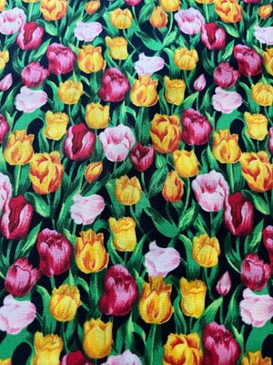 Stof, Bomuldsstof metervare, Stofstykke med blomsterprint (tulipaner) købt i USA sælges.

Måler 180 