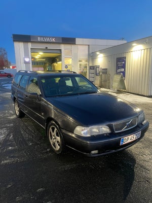 Volvo V70, 2,4 T, Benzin, 2000, km 340000, 5-dørs, Prisen er fast og er ikke til diskussion.

Starte