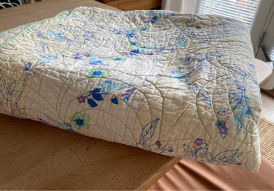 Kludetæppe, Bomuld , b: 138 l: 180, Stort vattæppe - sengetæppe med hvid baggrund og blomster og fug