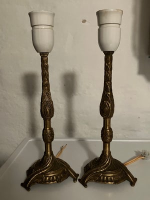 Lampe, Antikke bordlamper i messing med mange fine detaljer. Højden er 28,5 cm. Fodens diameter er 9