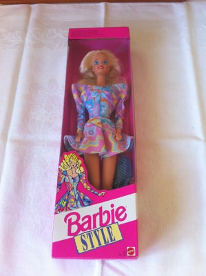 Barbie, Barbie dukke "Style" fra Mattel 1992 - ubrugt og i ubrudt emballage.

Fra røg- og husdyrfrit