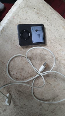 iPod, Model 3, 8 GB, Perfekt, Risser på bagsiden 
Ellers flot stand 
Med ledning 