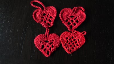 Hjerter, 4 små hæklede røde julehjerter - 5 x 4 cm + hank ca 2 cm. Julepynt. Se også mine andre anno