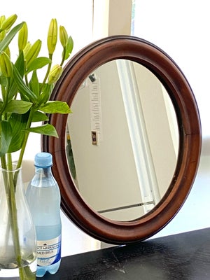 Vægspejl, Fint rundt spejl. 

Højde 41 cm
Bredde 35,3 cm
Dybde ca 3 cm

Antik. 
Lidt patina, men vel