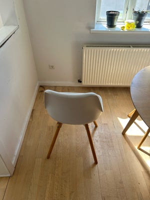 Spisebord m/stole, Træ og plastik, Jysk, Rundt spisebord med 4 stole. Fra 2019.
