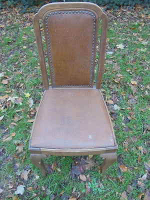 Spisebordsstol, Egetræ med læderbetræk, Af noget ældre dato.
Har 8 stk hvor af en har armlæn.
Sælges
